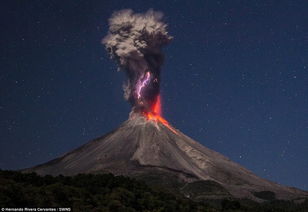 地火勾天雷 摄影师拍摄罕见火山闪电奇观