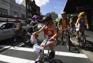 全球多国热捧裸体骑车活动 回归自然呼吁绿色出行 组图