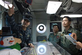 韩国海军少将登上美军航母参观 