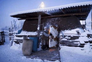 奥伊米亚康村是世界上最冷的村庄 一名妇女走在俄罗斯雅库茨克(奥伊米亚康村的夏天)