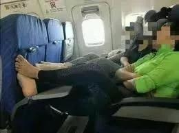 坐了趟飞机,7岁女童发高烧 这些图片,揭露飞机上最肮脏的一幕