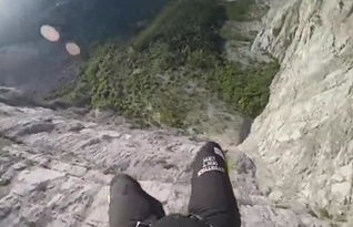 男子在悬崖上跳伞后,发现伞打不开 绝望的呼喊(跳伞挂在悬崖上的电影)