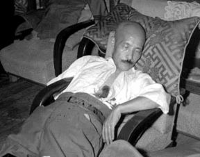 日本战犯东条英机被绞刑的全过程 蒙上头罩(战犯东条英机 审判 答辩)