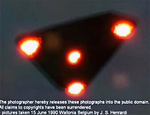 上海外滩出现一个神秘黑三角UFO漂浮在天空,好似故意引人注意