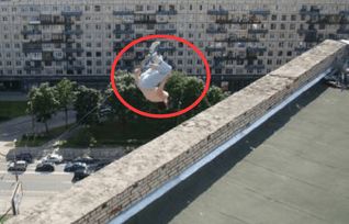 19岁少年在楼顶跑酷 结果从16楼坠落 再也没起来 