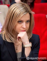 俄媒公布克里米亚美女检察长最新工作照新闻频道 