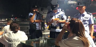 昨晚,六安警方突击检查酒吧