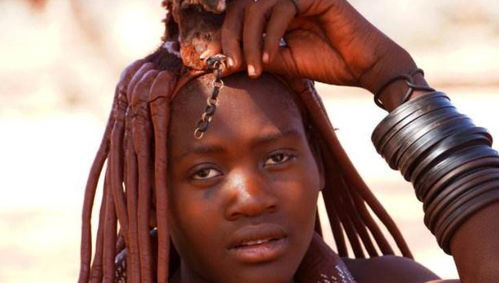 非洲一 红泥人 部落,女子 赤裸 上身,男子大多活不过15岁
