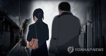 韩国男女在私家车内亲热 遭路人举报后当场被捕