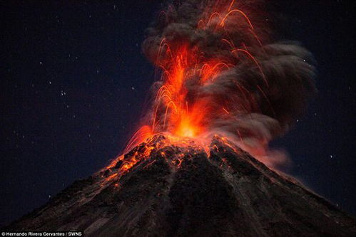 地火勾天雷 摄影师拍摄罕见火山闪电奇观 
