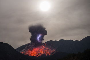 法国巴黎遭遇最强雷暴天气 闪电击中埃菲尔铁塔 高清组图 