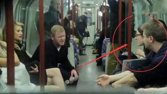 女子地铁给孩子喂奶,旁边男子竟然破口大骂,下一幕让人惊讶