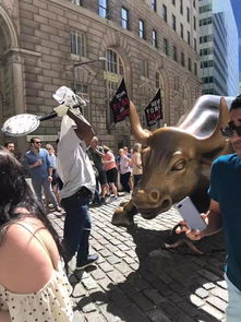 突发 纽约着名地标华尔街铜牛今天被砸,却引来更多游客上前拍照 图