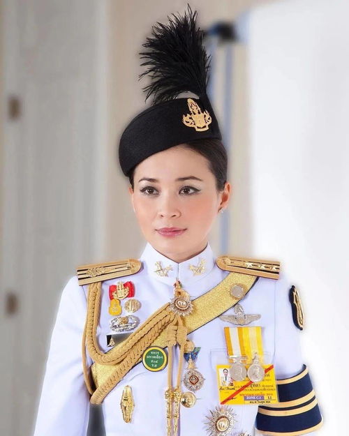 泰国皇家卫队女少将诗妮娜披拉萨甘娅妮Sininat Phil(泰国皇家卫队军服)