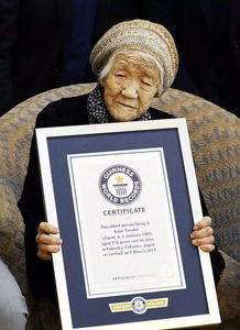 116岁世界上最长寿的老人爱下黑白棋 笑称没考虑过死