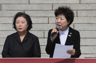 韩国女议员国会大楼前流泪剃光头,要求文在寅公开道歉