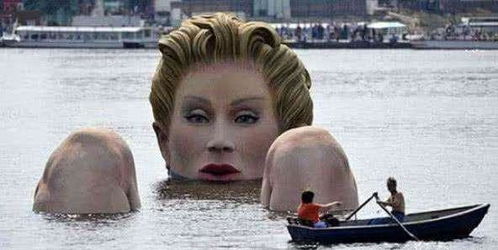 全球最 污 雕像, 美女 赤身沐浴河中,当地人评价 伤风败俗