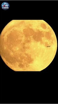 86倍长焦镜头 飞机从月亮前滑过 你见过吗