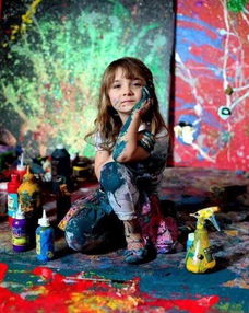 小姑娘4岁办个人画展,被称艺术神童,幅幅画卖到上万元