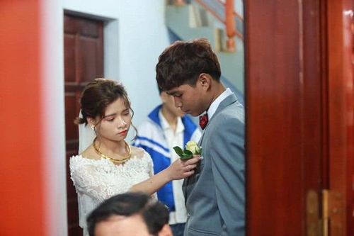 17岁新娘嫁18岁新郎,伴郎团婚礼上全都戴红领巾引热议
