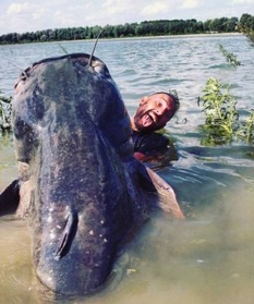 渔民钓起240斤重巨型鲶鱼 简直就是史前巨兽 