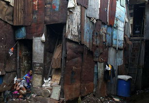 印度最大贫民窟,上万人共用1个厕所,住水泥管洗澡被人围观