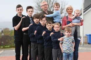 英国妈妈已经连生了9个男孩,第十胎仍是男孩再也不打算生了 