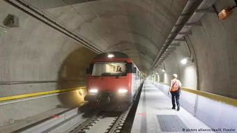 第一辆客车穿过世界最长最深隧道,节省30分钟时间