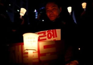 50万韩国人在首尔光化门广场集会上对曹国表示不满(5000万韩元对于韩国人多吗)