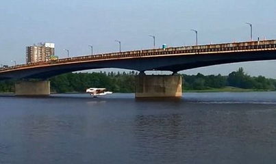 加拿大飞机从大桥下穿过并腾空而起惊呆民众 图