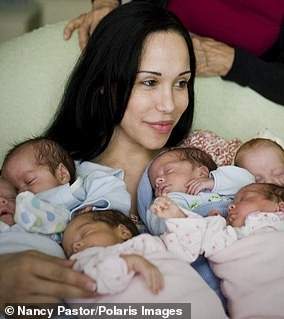 一个阿富汗女人和丈夫想要一个儿子,结果连续生了八个女儿(阿富汗女人的最新现状)