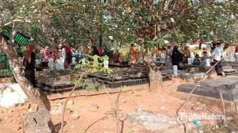 印尼男子因太思念亡母,挖出下葬40天母亲遗体