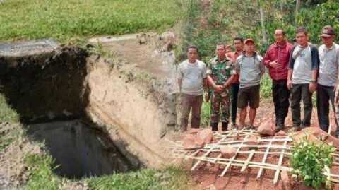 印尼男子因太思念亡母,挖出下葬40天母亲遗体
