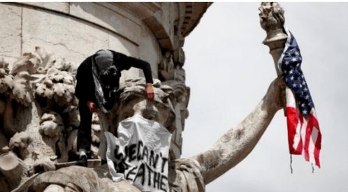 法国巴黎:121名女性躺尸抗议马克龙(法国巴黎水)