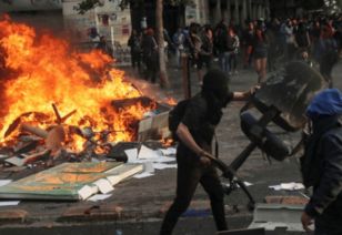 智利首都骚乱 抗议者烧地铁 到底发生了什么
