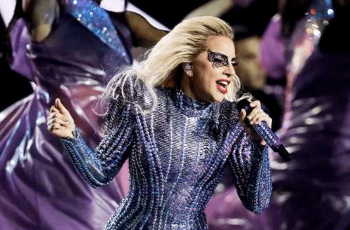 女演员表演爬粉丝 结果悲剧 LADY Gaga又出状况了