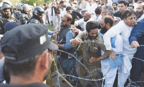 阿扎迪游行批评伊姆兰汗去年上任后政府管理不善