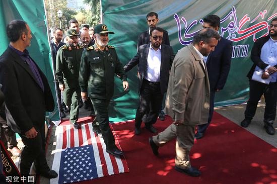 伊朗反美新的主题壁画:军官踩着美国国旗进入