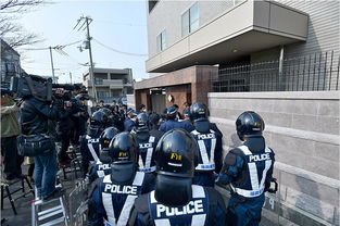 进入神户山口组总部事务所进行入室搜查的搜查员们。 (网站截图)