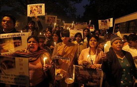 印男子强奸未遂伙同父母烧死少女 三人或被判死刑 