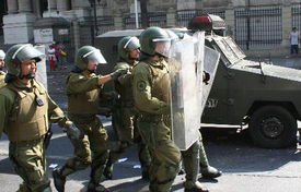 智利骚乱现场 示威者用激光灯干扰直升机 几乎发生了坠机事故.