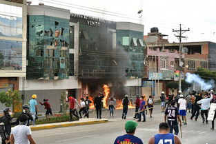 玻利维亚暴乱:女市长被泼红漆 赤脚拖出游街
