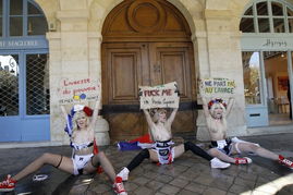 巴黎万人上街抗议伊斯兰恐惧症,女权主义者裸露上身表达不满(巴黎数万人上街抗议)