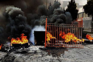 伊朗上调油价引发多地抗议 加油站被烧空 