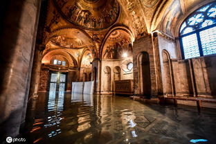 威尼斯水位再度触及1.5米 游客水中用餐沉船书店持续被淹