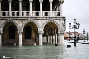 威尼斯水位再度触及1.5米 游客水中用餐 