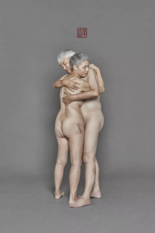70岁老夫妻裸体拥抱,拍下最特别的结婚纪念照 太震撼了