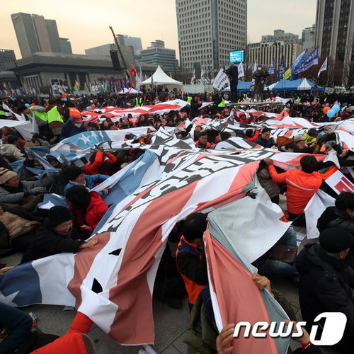 韩国民众抗议美国天价 保护费 怒撕星条旗还扔鞋 