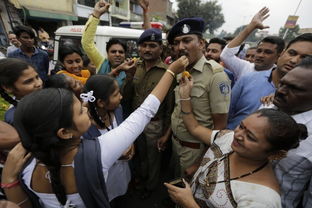 印度女兽医奸杀案4名嫌犯被击毙,民众放鞭炮庆祝