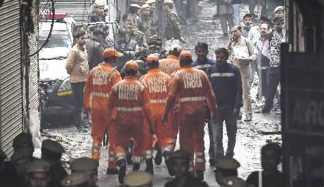 印度新德里一家箱包生产厂发生火灾,至少43人死亡(印度新德里房价多少一平方)